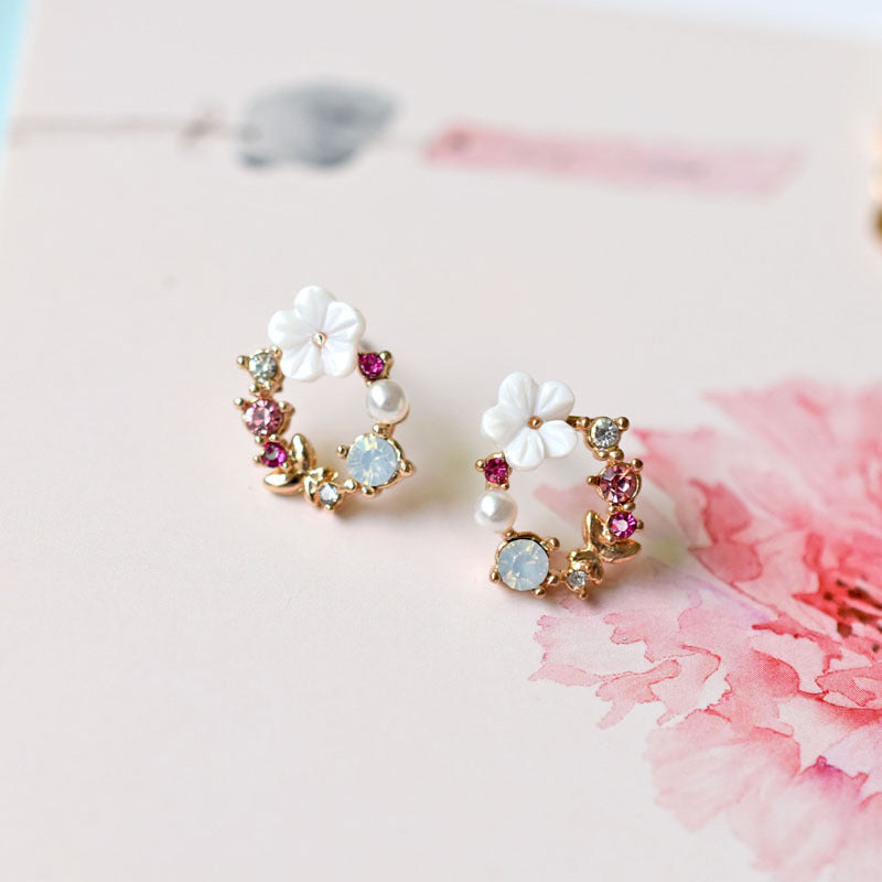 Sweet Wreath Earrings, Colored Diamond Shell Girl null